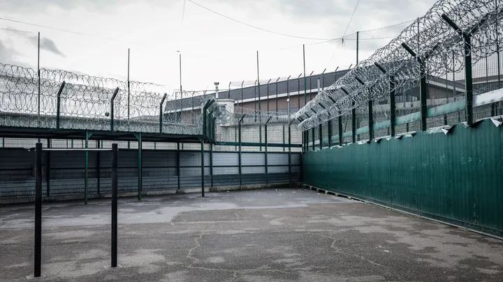 Derrière les portes de la loi : enquête sur les nouvelles formes de violence en prison