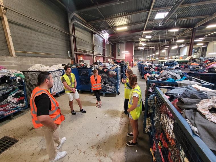 Gironde. « 20 tonnes de vêtements sont collectées en moyenne par jour » : dans les coulisses du hangar de tri du Relais Gironde