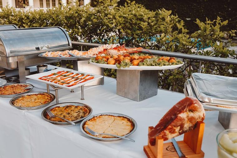 Elle apprend que son contrat n’est pas renouvelé et empoisonne le buffet d’un hôtel avec de l’eau de javel : une femme condamnée