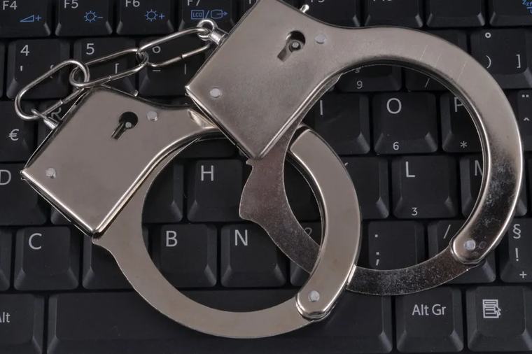 Le Québécois accusé d'avoir "administré" l'ex-site de téléchargement illégal Torrent411, devant la justice à Rennes