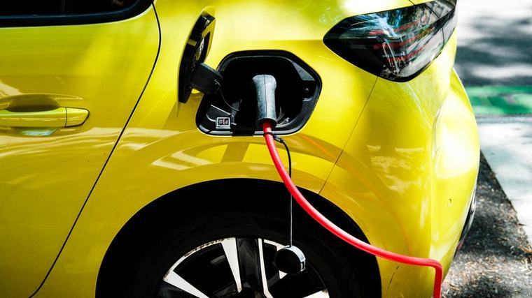 137 euros par mois pour faire le plein d'essence, contre 46 euros pour recharger sa voiture: avec l'envolée des prix du pétrole, le budget mensuel des conducteurs des voitures à essence est trois fois plus élevé que celui des voitures électriques