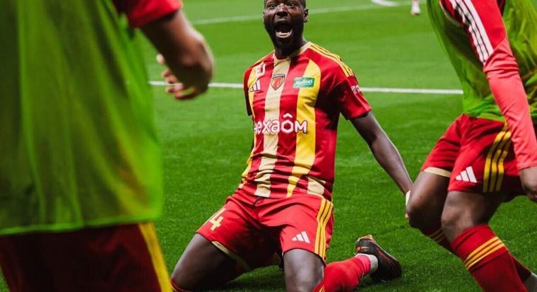 " On ne joue pas avec le travail " : pourquoi ce joueur du Mans FC porte-t-il ce slogan sur son maillot ?
