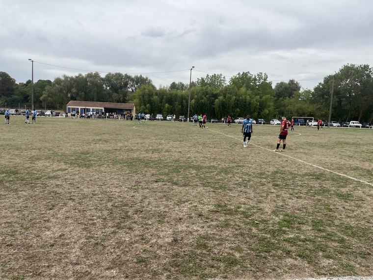 Foot : des pelouses grillées et des fesses râpées pour la reprise en Charente
