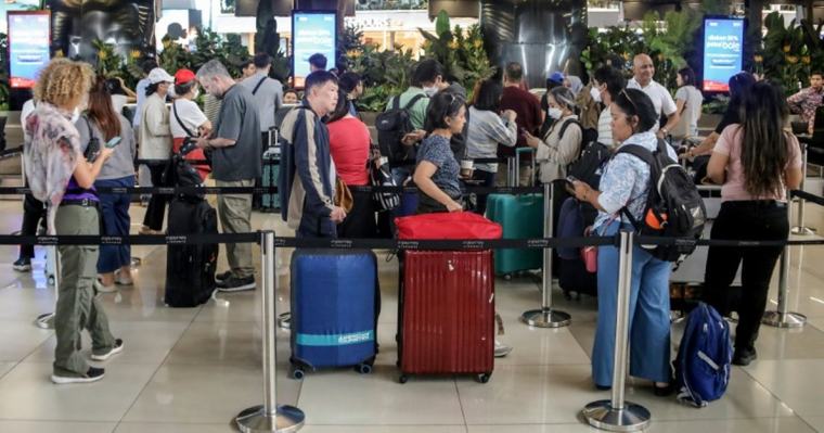 Économie Indonésie: huit aéroports fermés après une éruption volcanique, 170.000 passagers bloqués