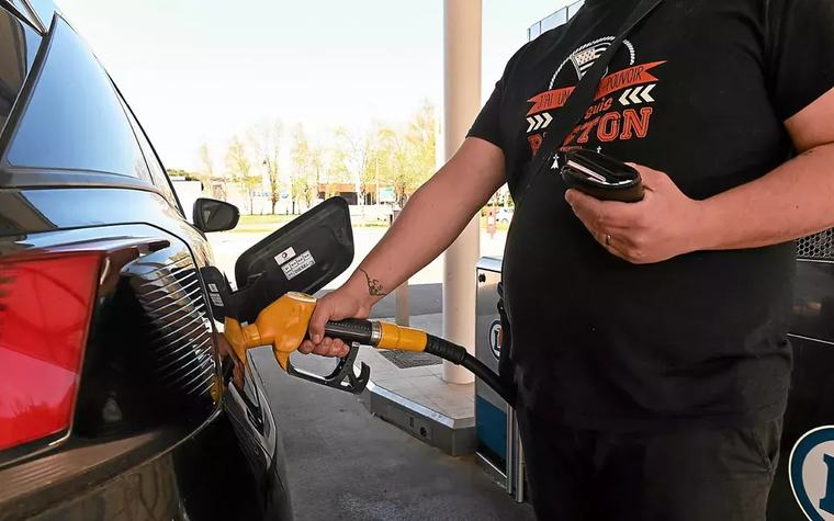 Prix du carburant : le budget mensuel pour une voiture essence devient trois fois plus cher que pour une électrique