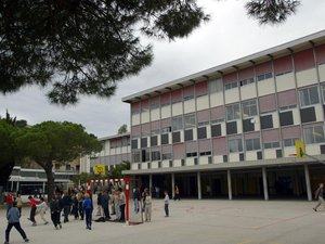 Elle croit être recrutée pour devenir CPE dans l'Éducation nationale, quitte son emploi, mais le rectorat choisit finalement un autre candidat
