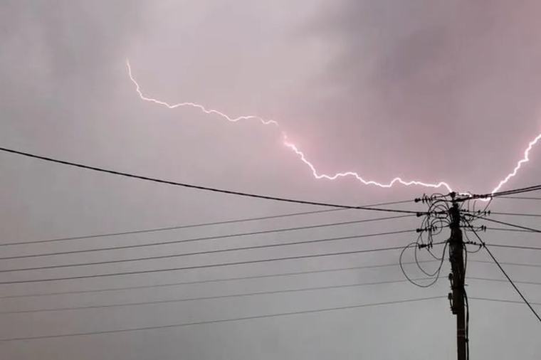 Orages : des gros grêlons sur Nantes, plus de 1000 impacts de foudre dans le Maine-et-Loire, des habitants privés d'électricité dans la Sarthe, l'épisode orageux de mercredi 26 août a soufflé l'ouest de la France après un été caniculaire