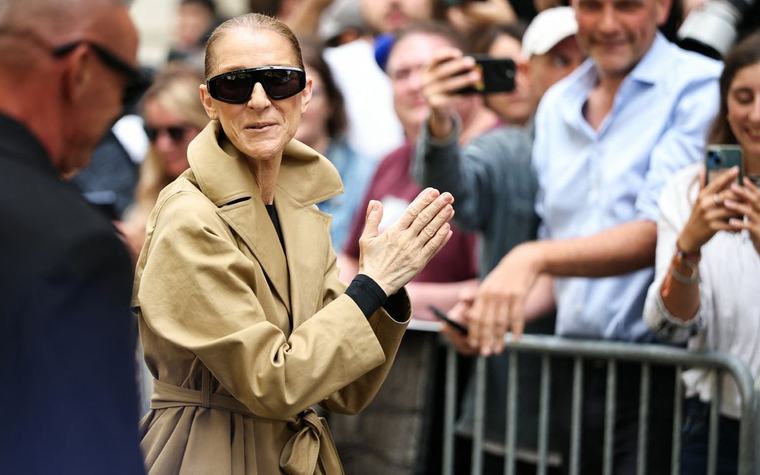 Devant le palace de Céline Dion à Paris, des fans à l’affût