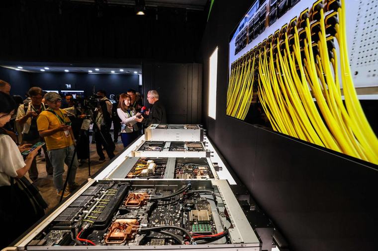 Intelligence artificielle : Nvidia acquiert la plateforme franco-américaine Hugging Face pour 12,9 milliards de dollars