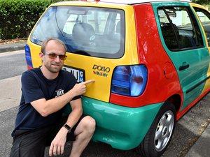 "Ils l'appellent voiture de clown" : il a enfin trouvé la Polo Arlequin, voiture bariolée devenue cette année objet de collection, et dont il rêvait depuis ses 9 ans