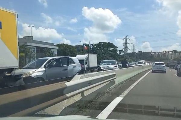 Accident sur l'autoroute, sens Lamentin-Fort-de-France : la circulation est paralysée