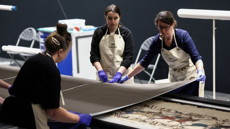 Tapisserie de Bayeux: une "rupture de deux fils" signalée après le transfert à Londres, selon la ministre de la Culture