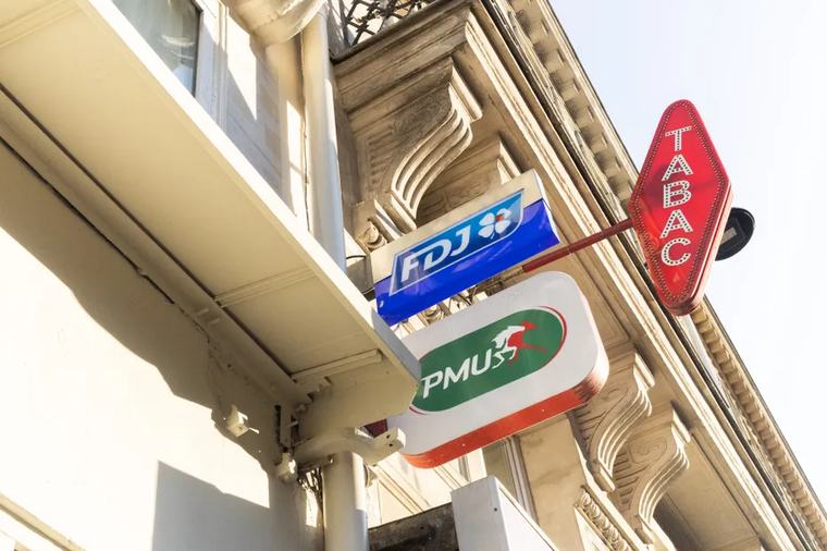 "On va tous finir par crever" : les buralistes en grève contre la montée du prix des paquets de cigarettes