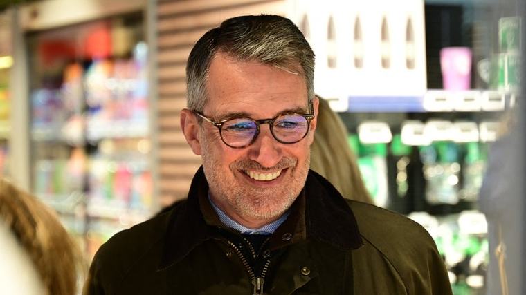 "Avant, quand les magasins étaient fermés le dimanche, on attendait le lundi" mais aujourd'hui "on achète sur les plateformes de vente en ligne": le patron du groupe Casino appelle les candidats à la présidentielle à défendre les commerces de proximité