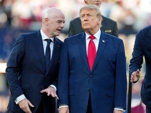 Gianni Infantino : "La FIFA mérite un leader, pas un dealer !" Le président de la FIFA violemment pris pour cible sur les panneaux de Times Square