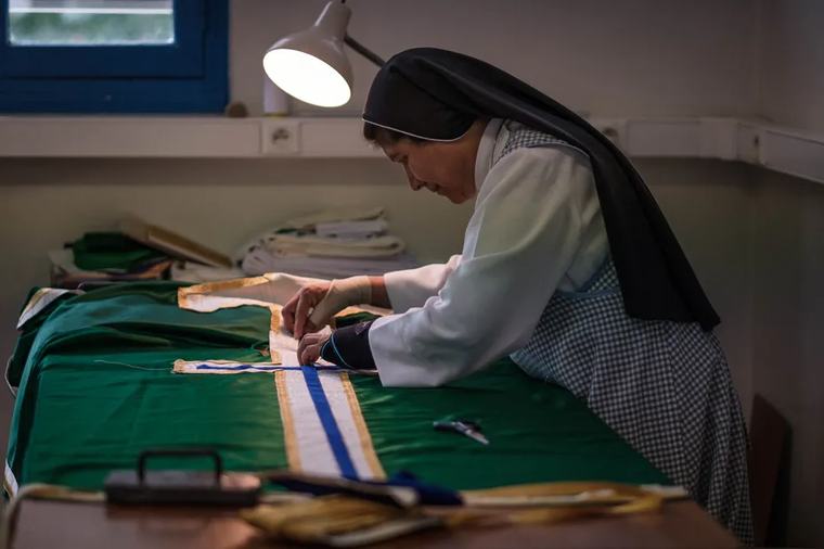 IMAGES. À Lourdes, sœur Martha, la religieuse mexicaine qui taille la chasuble du pape : "C'était hors de ma pensée"
