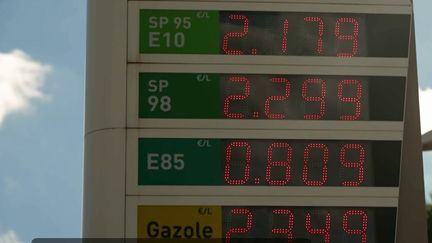 "Ça devient un peu dur au quotidien" : les automobilistes face à des prix du carburant au plus haut depuis quatre ans