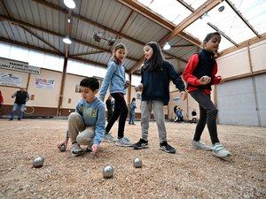 "Ils apprennent à tirer, à pointer" : ces écoliers troquent les cahiers pour les boules de pétanque près de Toulouse