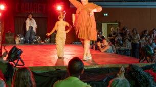 Saint-Étienne-de-Cuines. Succès pour la soirée cabaret et défilé de mode des commerçants