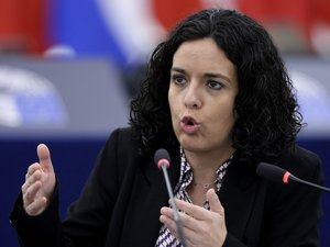 Lors d'un débat sur la neutralité de Léon Marchand, la députée européenne LFI Manon Aubry invoque Alfred Nakache, une membre de la famille du "nageur d'Auschwitz" lui répond vertement