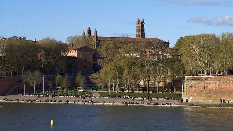 La place de la Daurade, lieu de détente au passé très sombre à Toulouse