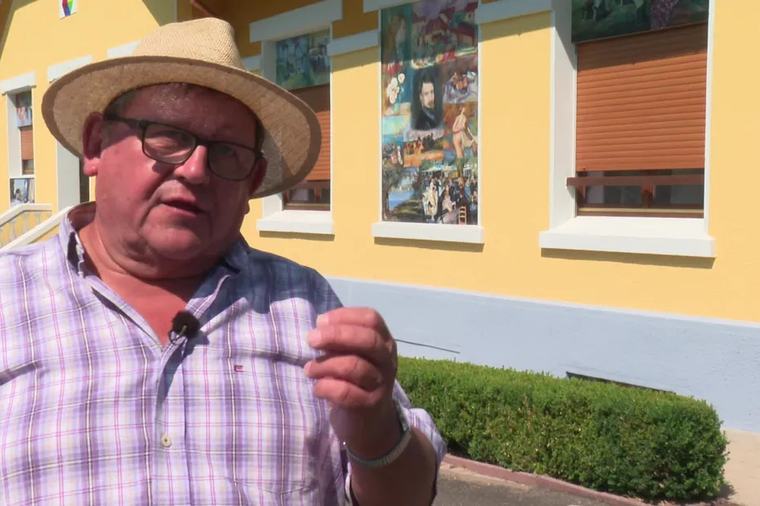 Un homme recouvre sa maison de peintures, "on a jamais vu ça!"