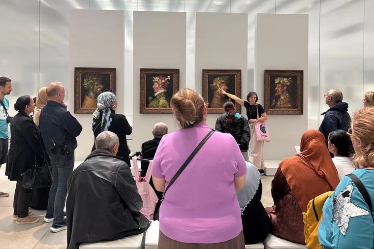 "Ça fait du bien d'avoir une journée comme ça" : 220 personnes en situation de précarité profitent d'une visite gratuite au Louvre-Lens