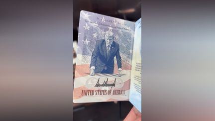 Le fils de Donald Trump dévoile son nouveau passeport à l'effigie de son père