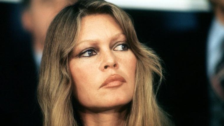 Bracelet, chapeau de paille, autoportrait... des objets personnels de Brigitte Bardot aux enchères à Paris