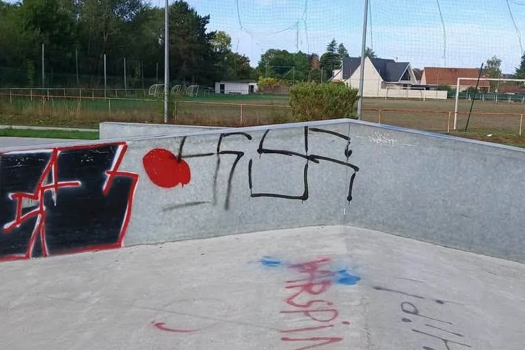 Des croix gammées et des inscriptions SS sur le skatepark du Vaudreuil : le maire et le préfet s'indignent