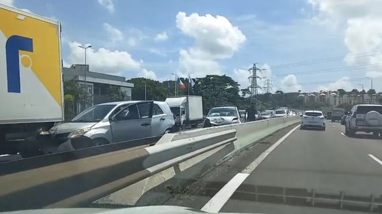 Accident sur l'autoroute, sens Lamentin-Fort-de-France : la circulation est paralysée