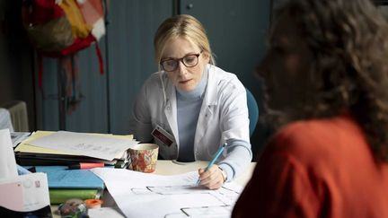 "La Vie d'une femme" de Charline Bourgeois-Tacquet : Léa Drucker, bouleversante de vérité en chirurgienne et gardienne des valeurs de l'hôpital public