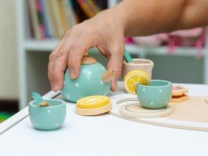 Enfant, elle avale une petite tasse de dînette : pneumonies, examens à répétition... le calvaire d'une Canadienne qui passe 51 ans avec le jouet en plastique dans ses poumons