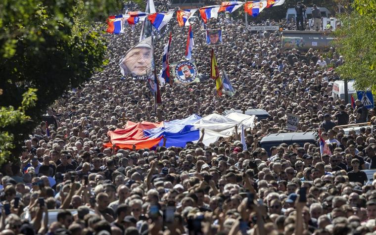 Obsèques de Ratko Mladic : des milliers de personnes réunies à Belgrade, Bruxelles condamne sa « glorification »