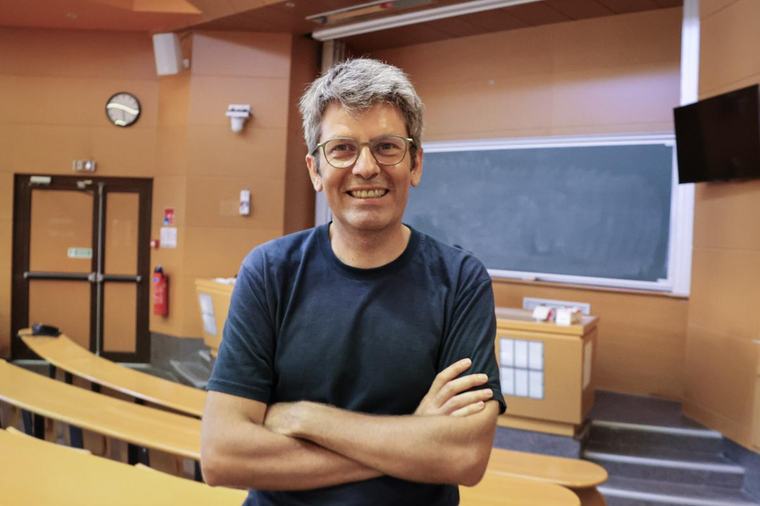 « Nous sommes en burn-out planétaire » : l’alerte d’Olivier Hamant, chercheur biologiste en conférence à Pau [ vidéo ]