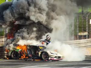 "Je te dois la vie pour ton geste" : alors que sa voiture de course prend feu, l'un de ses adversaires parvient à le sortir du véhicule