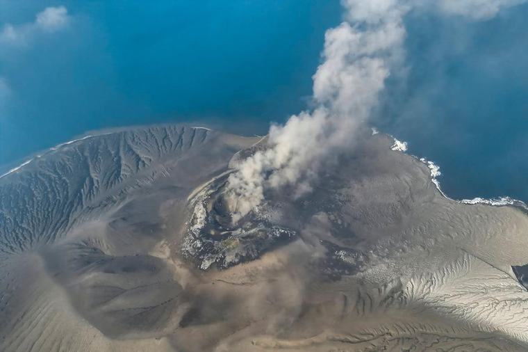 Éruption volcanique en Indonésie : plusieurs aéroports toujours fermés, des dizaines de milliers de voyageurs bloqués
